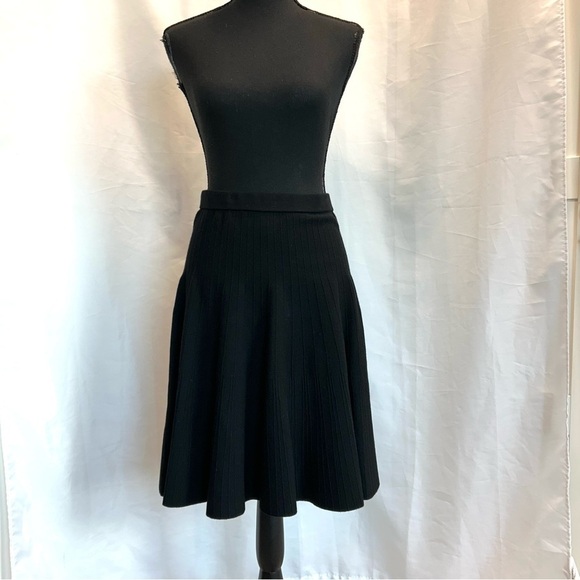 Black knit A-line mini skirt Sz M classy flowy stretchy pull-on - Picture 13 of 14
